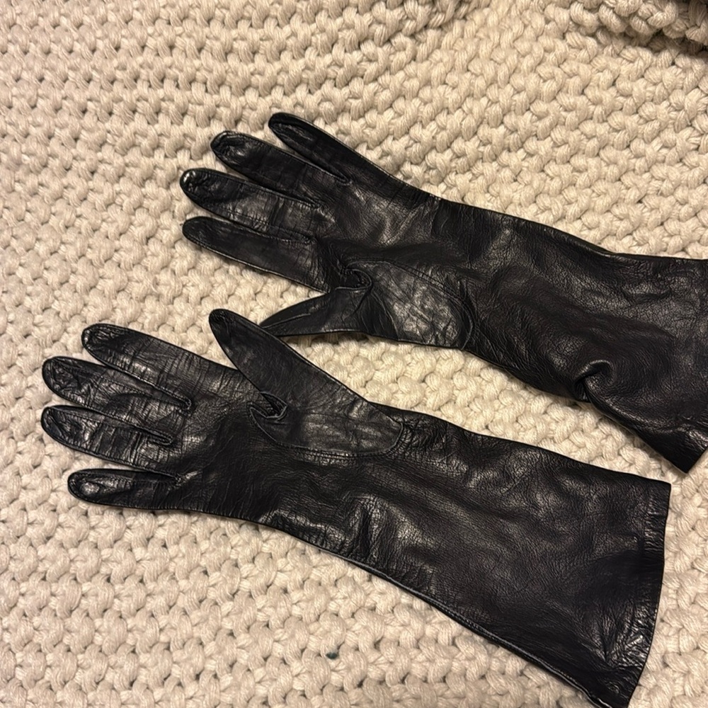 Leather gloves